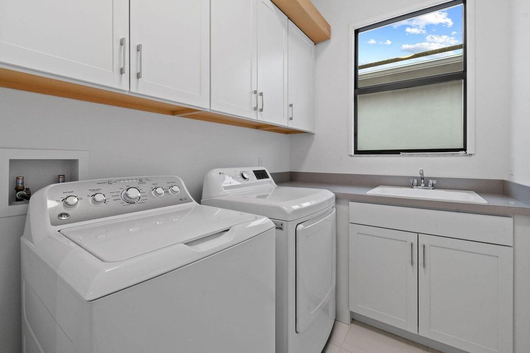 Под контрактом: $8,200 (5 спален, 4 ванн, 3760 Квадратных фут)