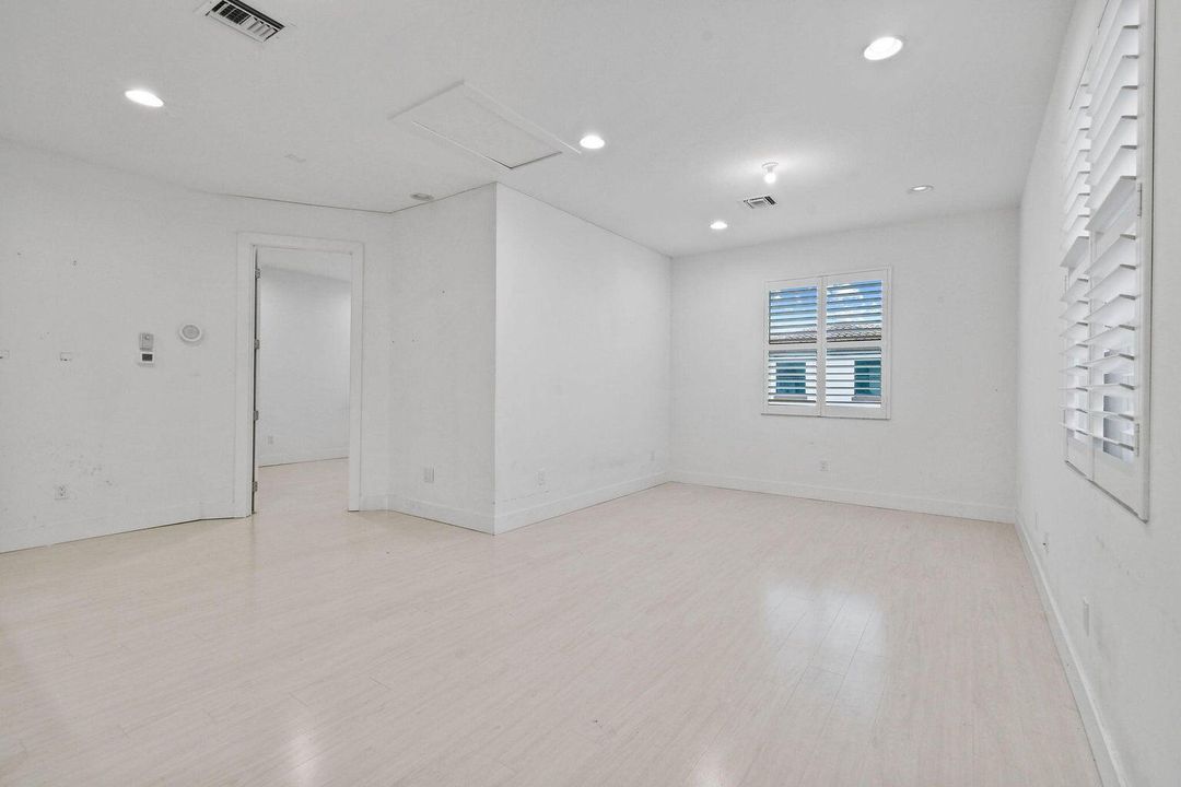 Под контрактом: $8,200 (5 спален, 4 ванн, 3760 Квадратных фут)