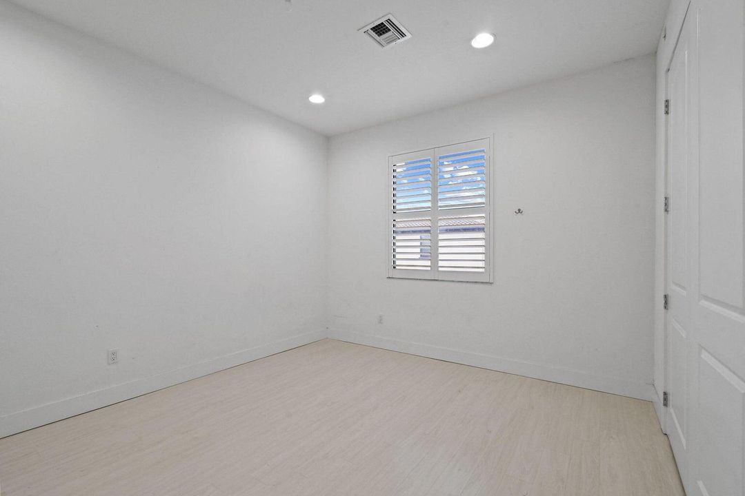 Под контрактом: $8,200 (5 спален, 4 ванн, 3760 Квадратных фут)