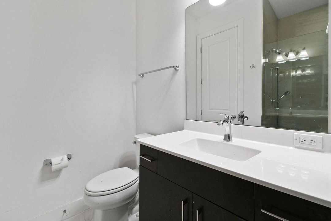 Под контрактом: $8,200 (5 спален, 4 ванн, 3760 Квадратных фут)