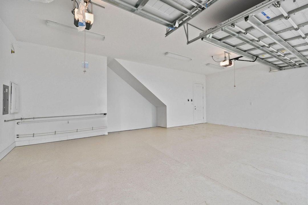 Под контрактом: $8,200 (5 спален, 4 ванн, 3760 Квадратных фут)