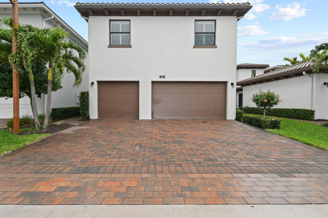 Под контрактом: $8,200 (5 спален, 4 ванн, 3760 Квадратных фут)