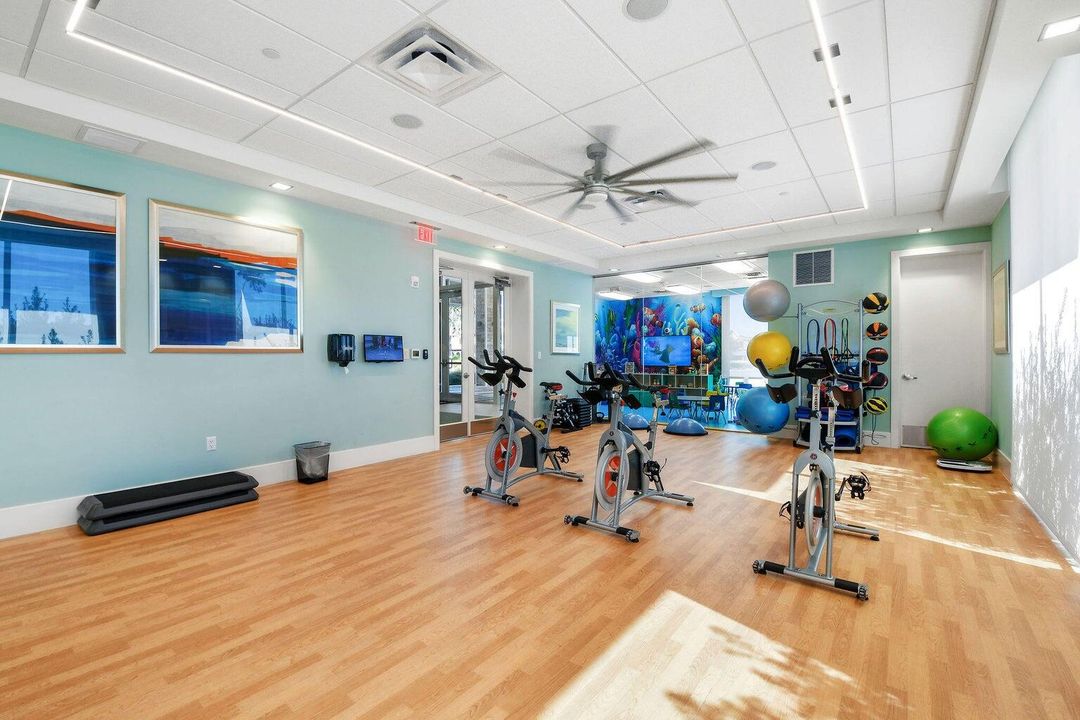 Под контрактом: $8,200 (5 спален, 4 ванн, 3760 Квадратных фут)