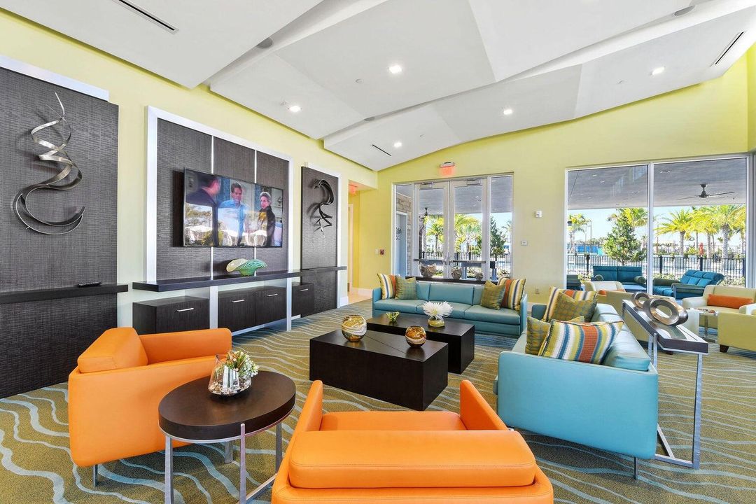 Под контрактом: $8,200 (5 спален, 4 ванн, 3760 Квадратных фут)