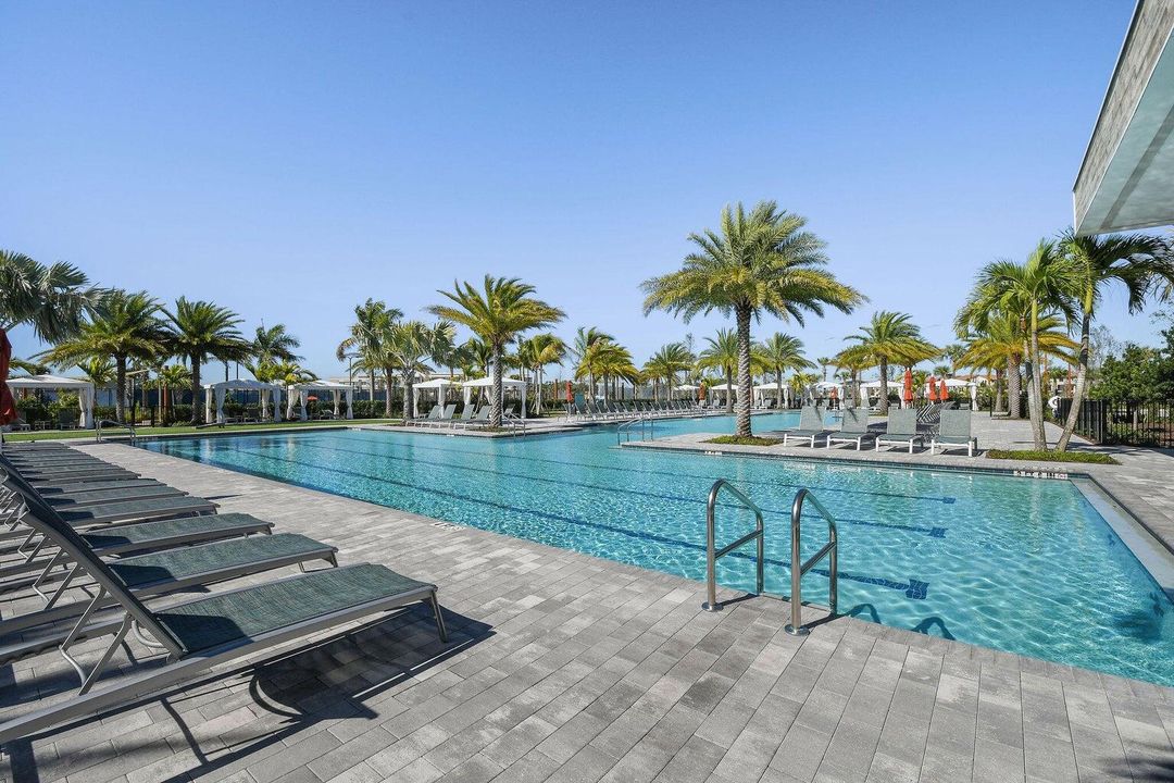 Под контрактом: $8,200 (5 спален, 4 ванн, 3760 Квадратных фут)