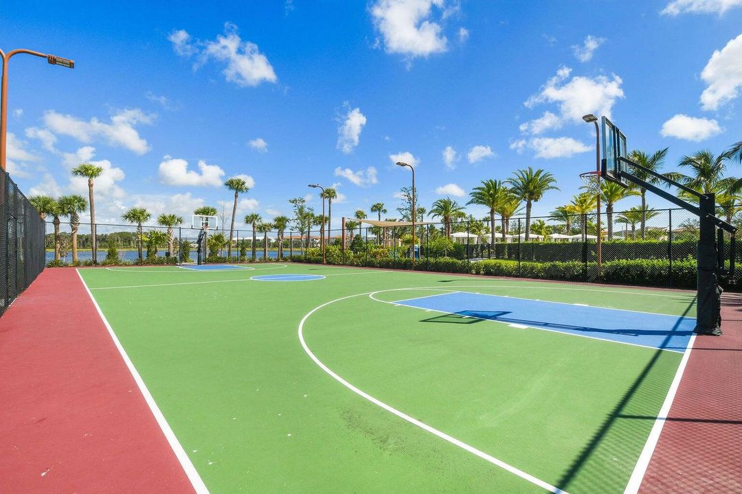 Под контрактом: $8,200 (5 спален, 4 ванн, 3760 Квадратных фут)