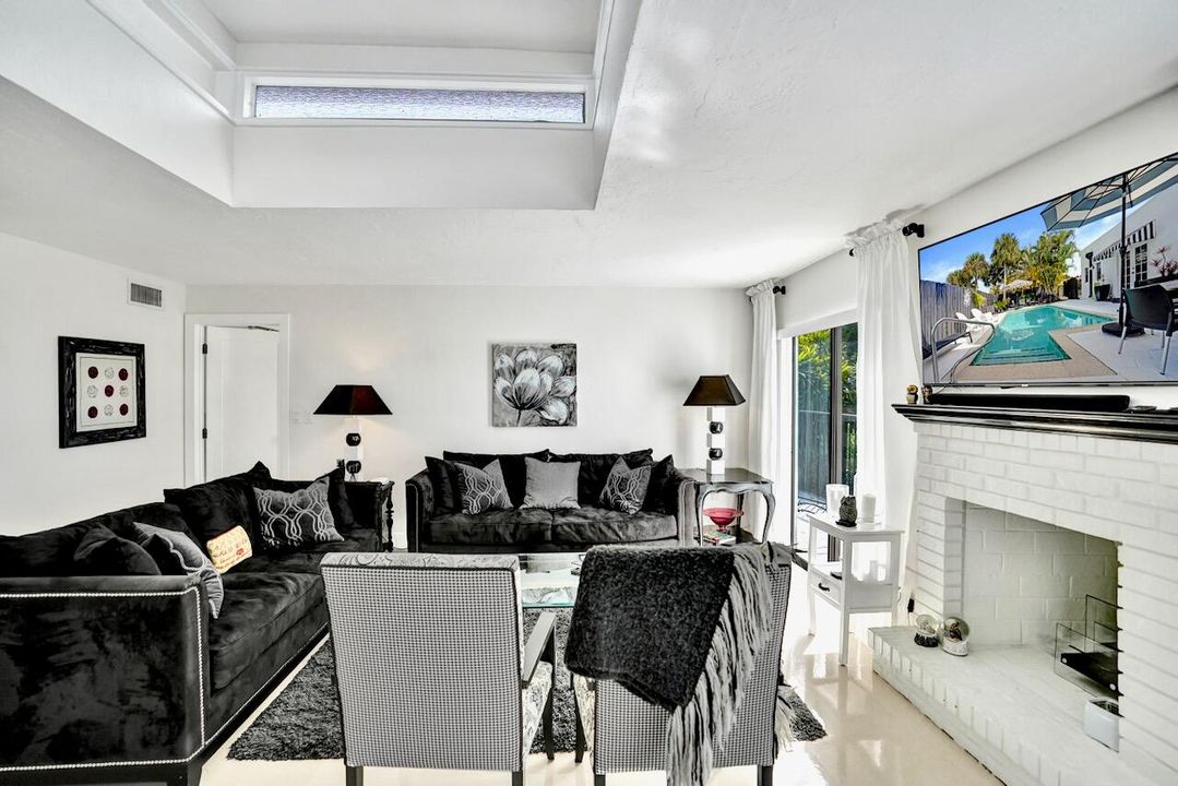 合同活跃: $419,000 (2 贝兹, 2 浴室, 1338 平方英尺)