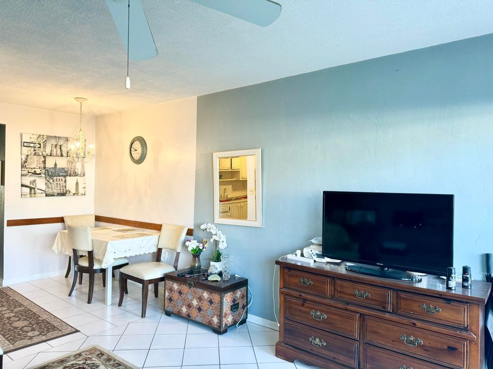 合同活跃: $1,300 (1 贝兹, 1 浴室, 640 平方英尺)