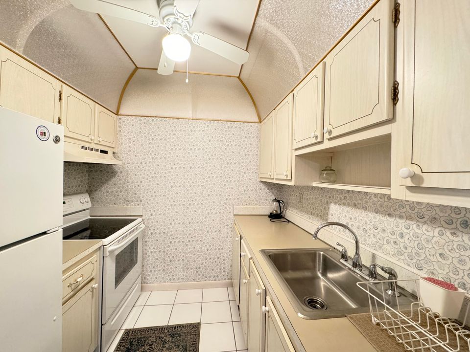 合同活跃: $1,300 (1 贝兹, 1 浴室, 640 平方英尺)