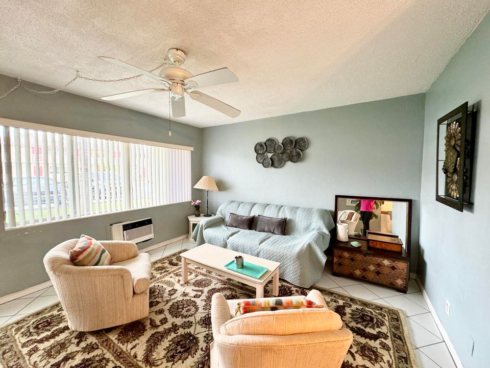 合同活跃: $1,300 (1 贝兹, 1 浴室, 640 平方英尺)