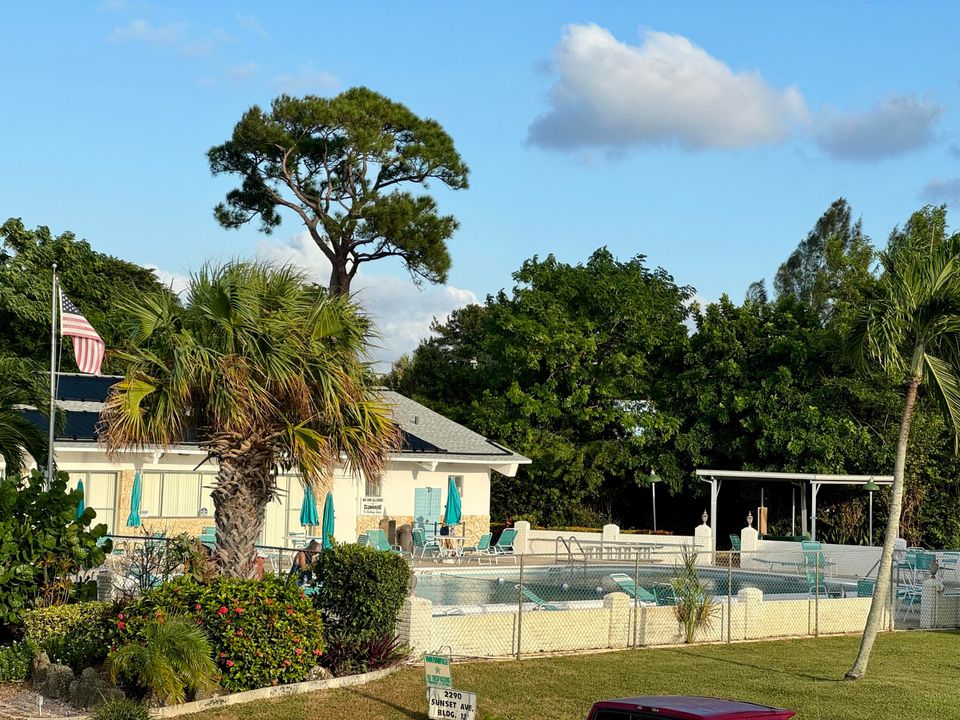 合同活跃: $1,300 (1 贝兹, 1 浴室, 640 平方英尺)