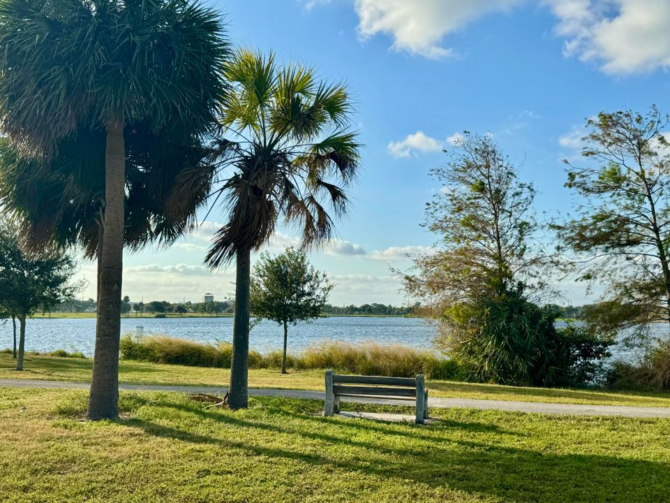 合同活跃: $1,300 (1 贝兹, 1 浴室, 640 平方英尺)