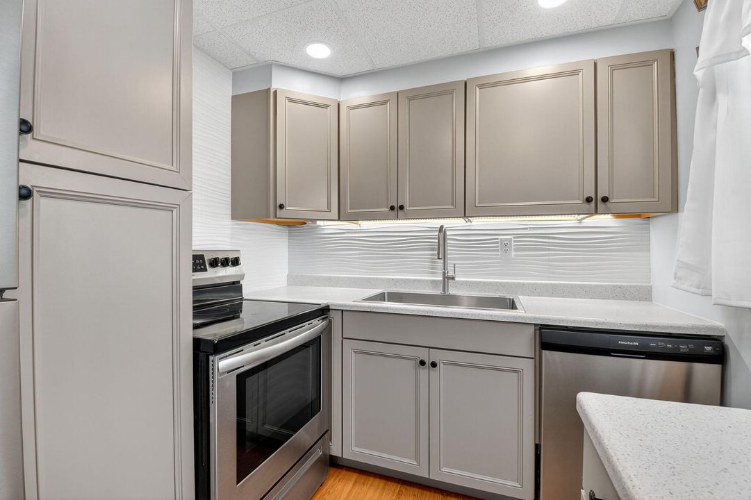 待售: $140,000 (2 贝兹, 1 浴室, 798 平方英尺)