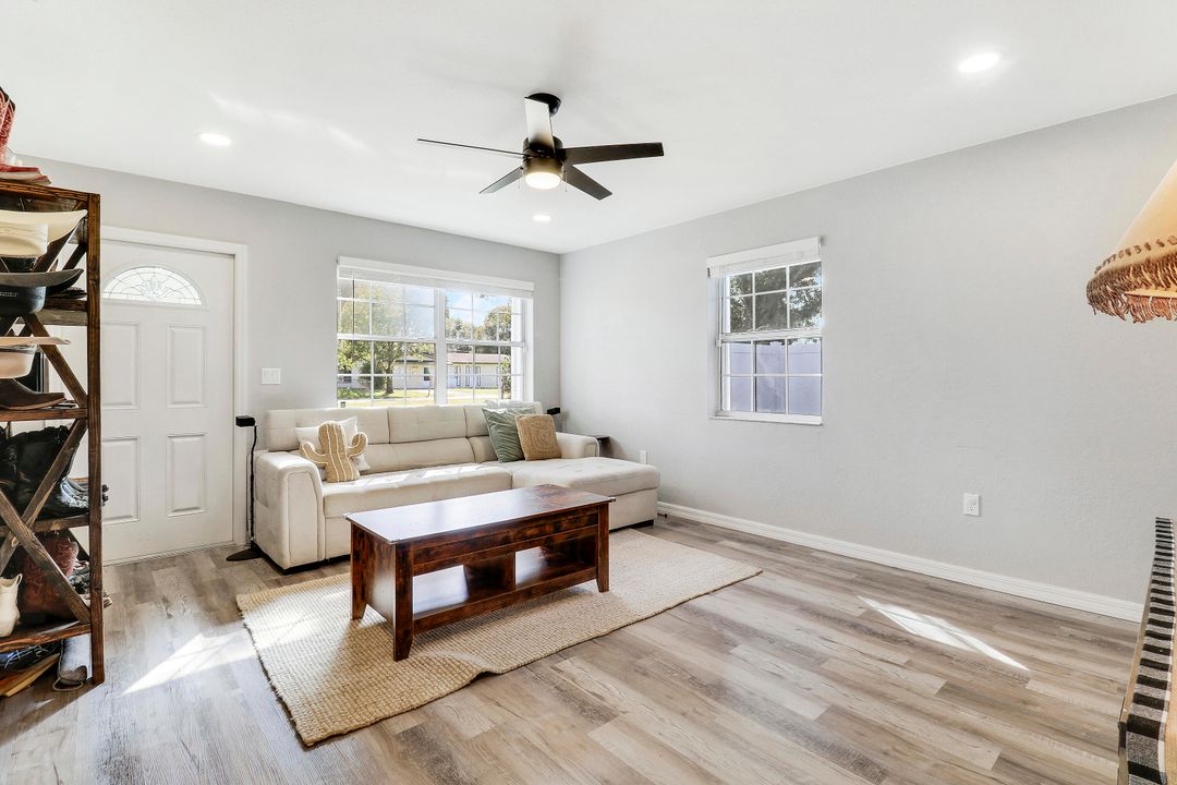 Active With Contract: $250,000 (3 beds, 1 baths, 1040 Square Feet)