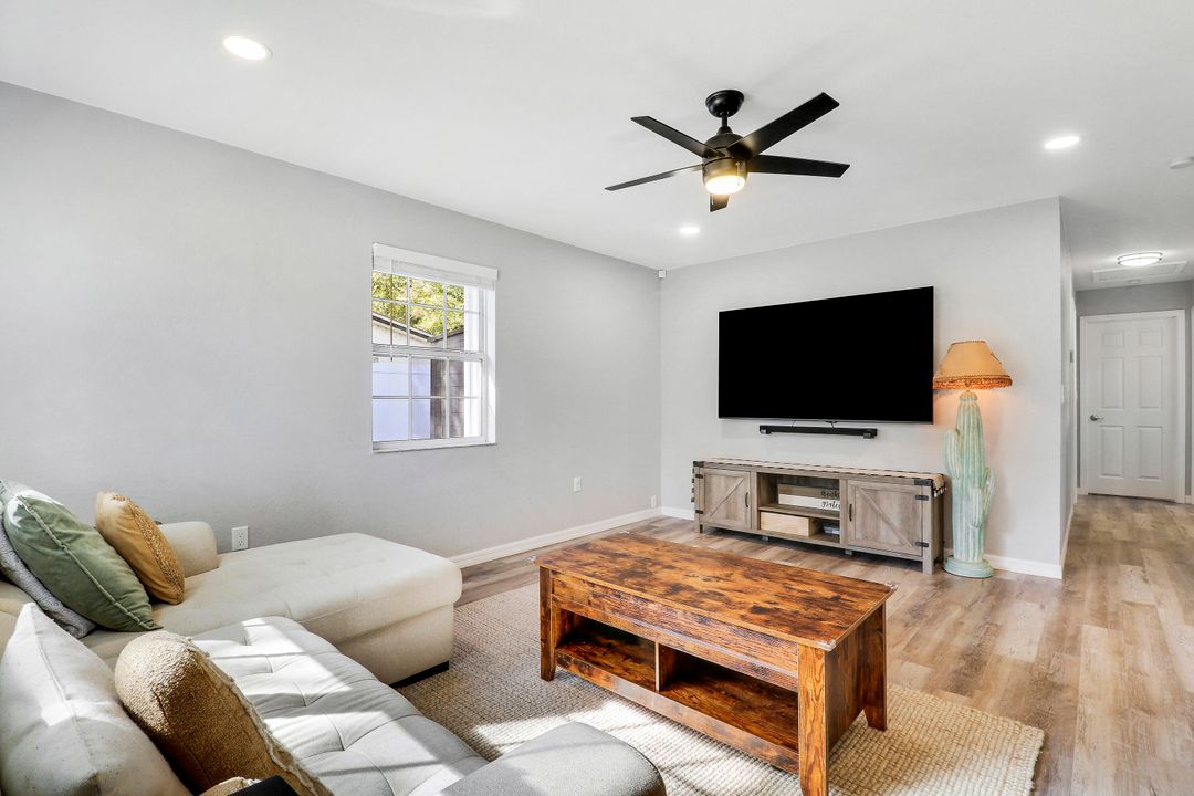 Active With Contract: $250,000 (3 beds, 1 baths, 1040 Square Feet)