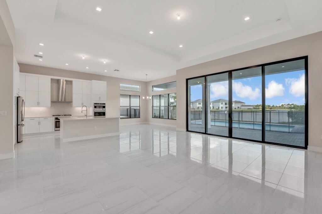 Под контрактом: $1,670,900 (4 спален, 4 ванн, 3240 Квадратных фут)