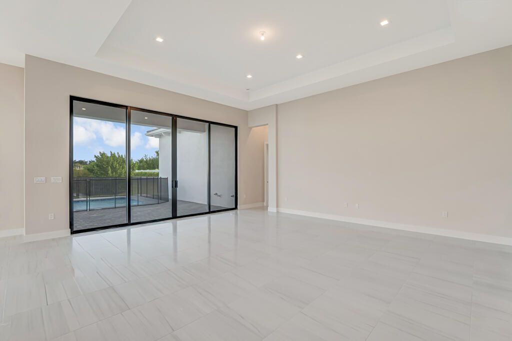 Под контрактом: $1,670,900 (4 спален, 4 ванн, 3240 Квадратных фут)