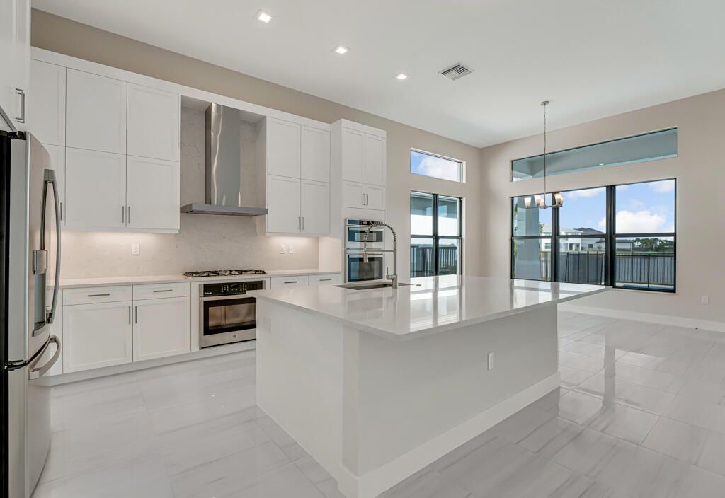 Под контрактом: $1,670,900 (4 спален, 4 ванн, 3240 Квадратных фут)