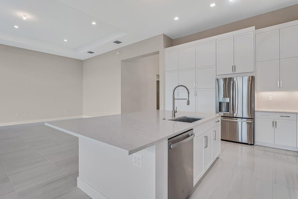 Под контрактом: $1,670,900 (4 спален, 4 ванн, 3240 Квадратных фут)