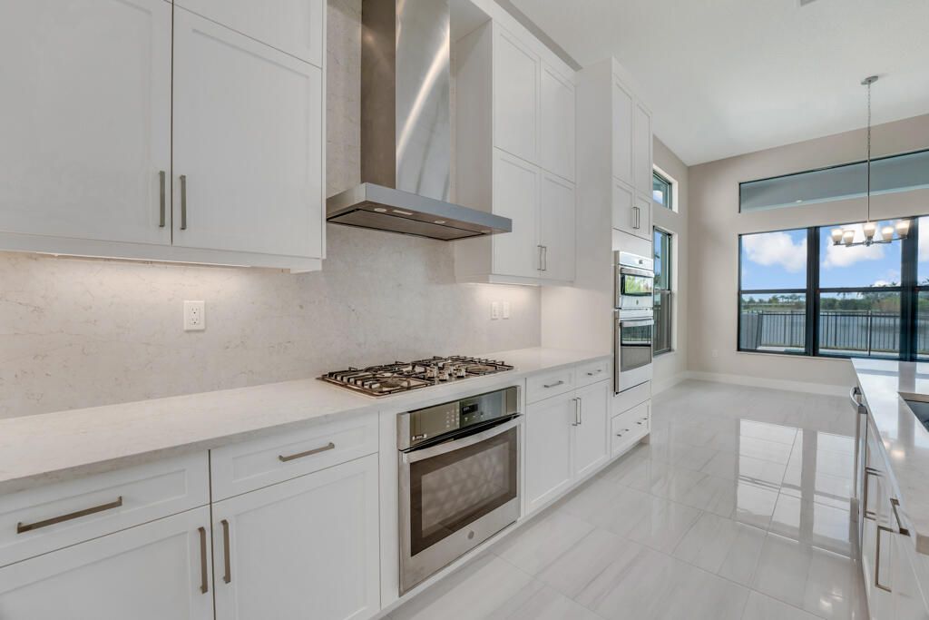 Под контрактом: $1,670,900 (4 спален, 4 ванн, 3240 Квадратных фут)