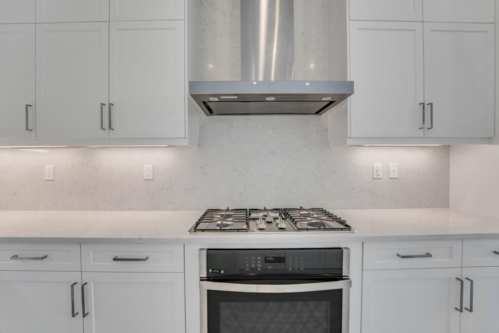 Под контрактом: $1,670,900 (4 спален, 4 ванн, 3240 Квадратных фут)