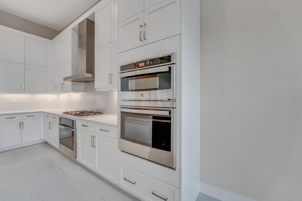 Под контрактом: $1,670,900 (4 спален, 4 ванн, 3240 Квадратных фут)