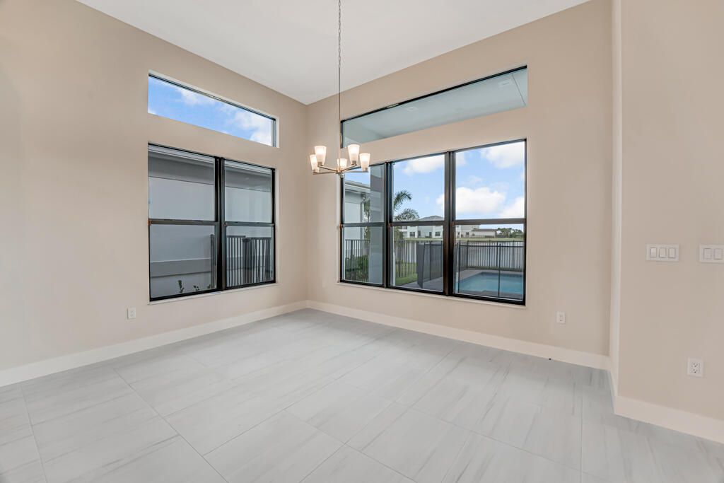 Под контрактом: $1,670,900 (4 спален, 4 ванн, 3240 Квадратных фут)