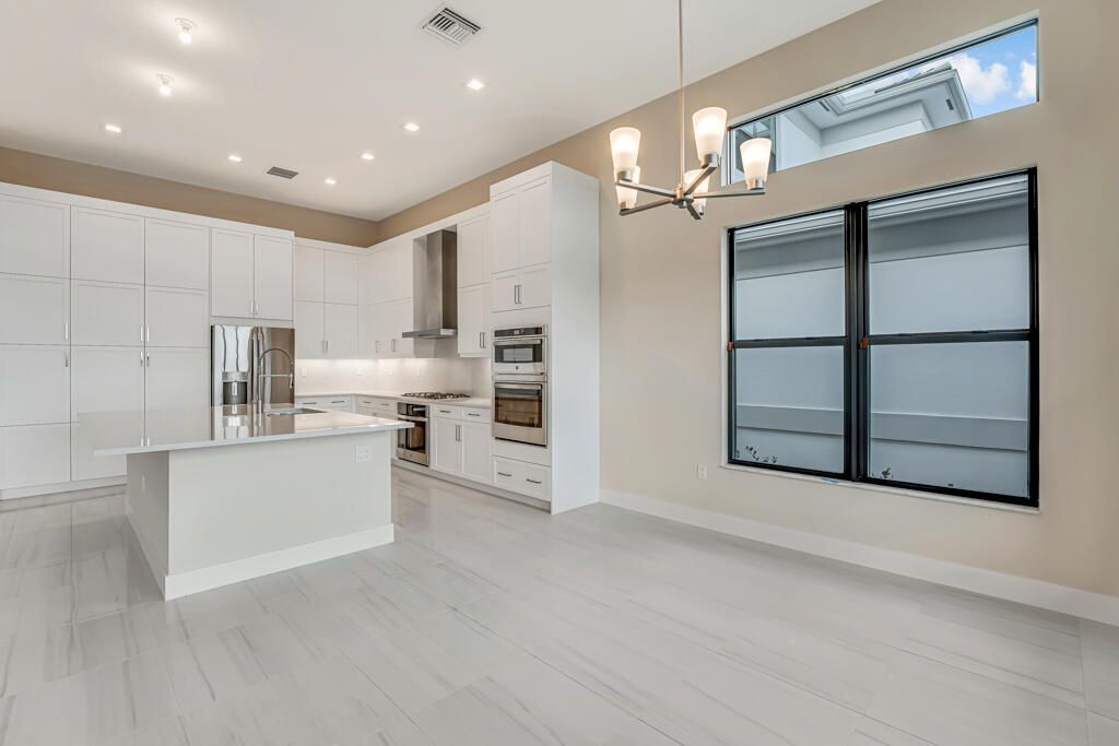 Под контрактом: $1,670,900 (4 спален, 4 ванн, 3240 Квадратных фут)