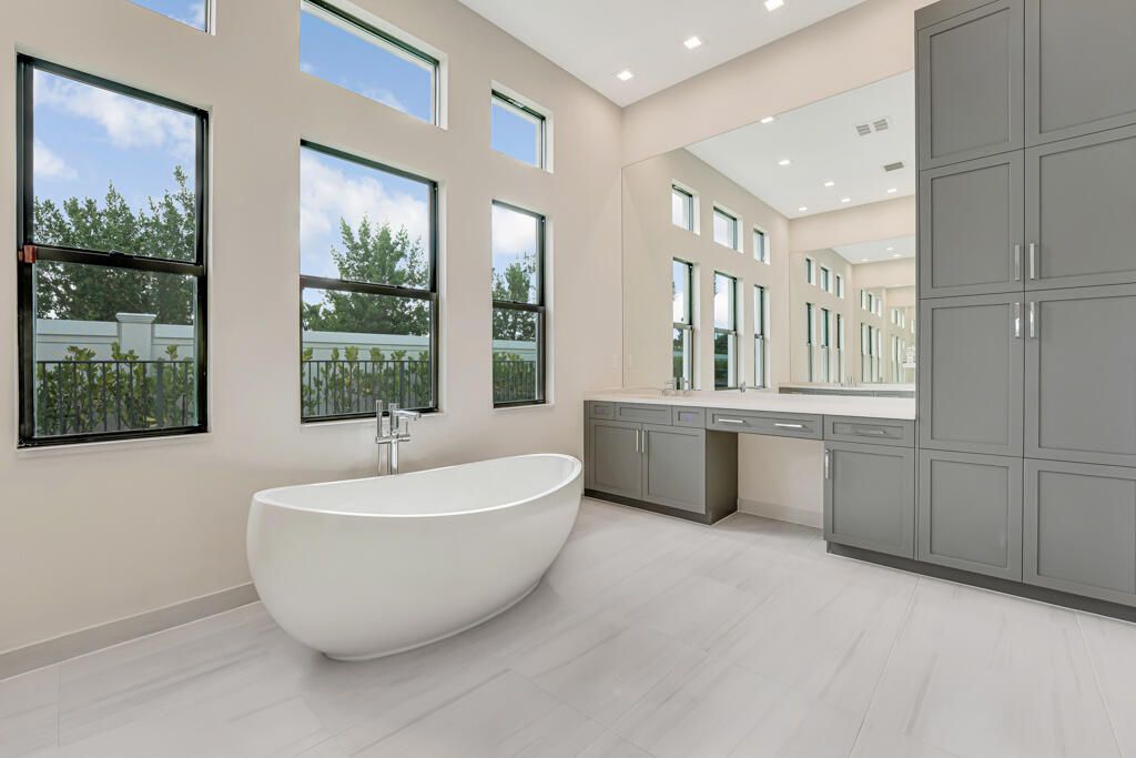 Под контрактом: $1,670,900 (4 спален, 4 ванн, 3240 Квадратных фут)