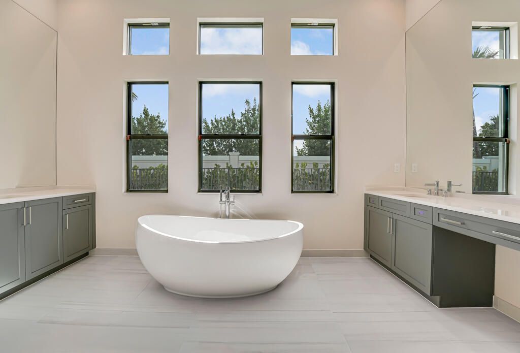 Под контрактом: $1,670,900 (4 спален, 4 ванн, 3240 Квадратных фут)