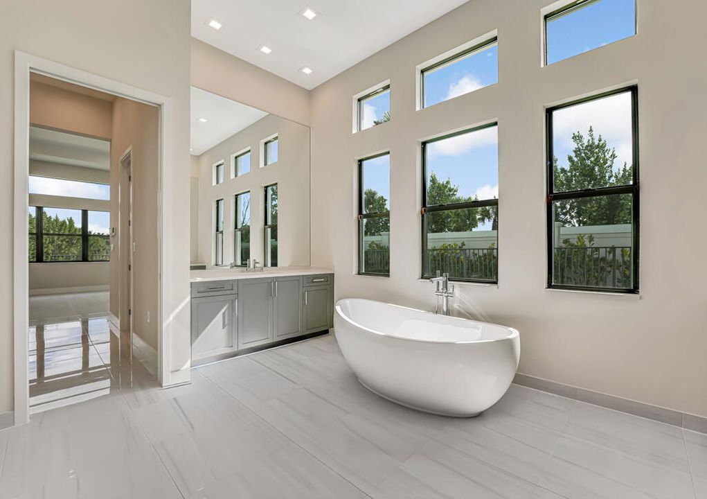 Под контрактом: $1,670,900 (4 спален, 4 ванн, 3240 Квадратных фут)