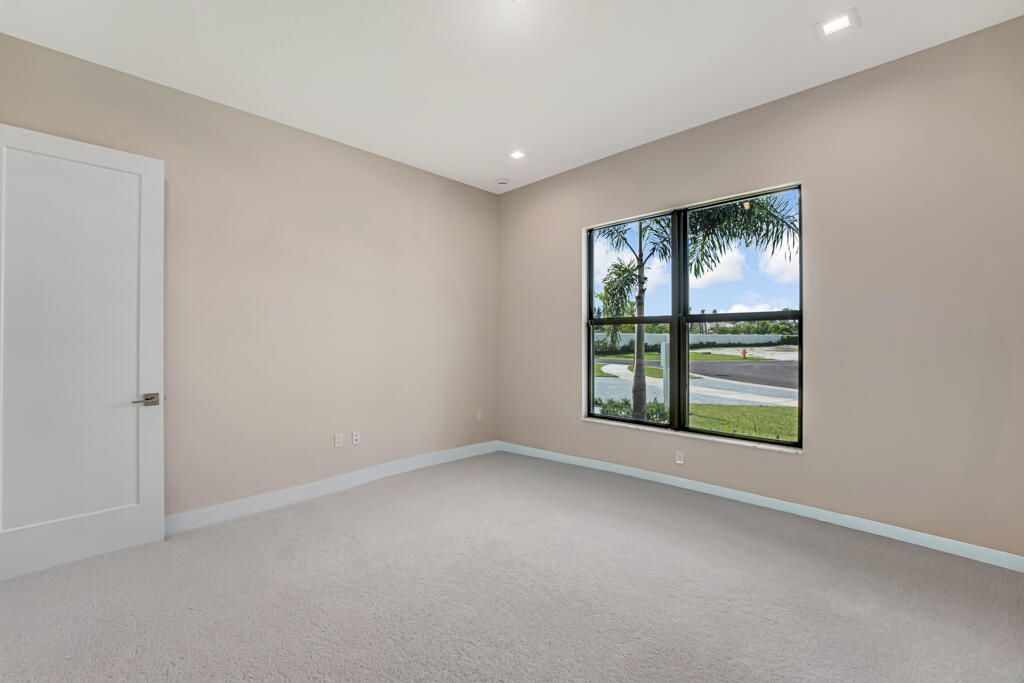 Под контрактом: $1,670,900 (4 спален, 4 ванн, 3240 Квадратных фут)