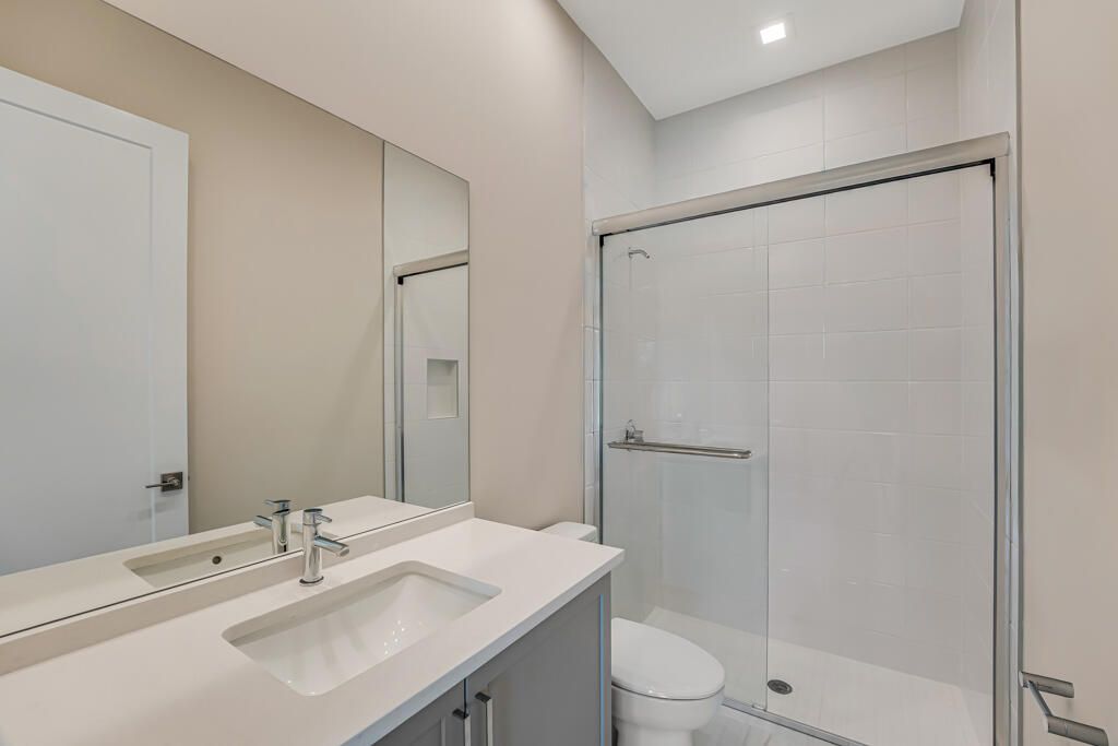 Под контрактом: $1,670,900 (4 спален, 4 ванн, 3240 Квадратных фут)