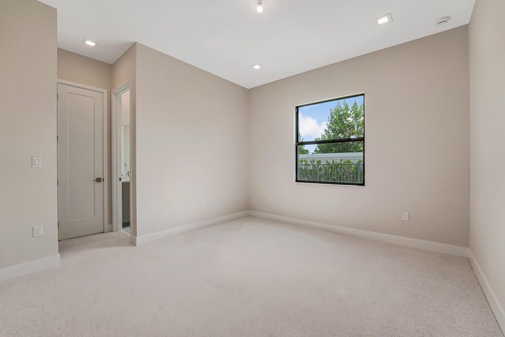 Под контрактом: $1,670,900 (4 спален, 4 ванн, 3240 Квадратных фут)