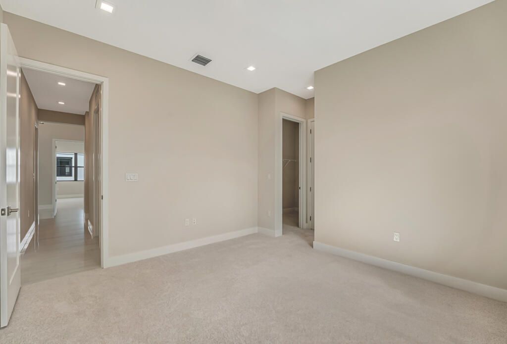 Под контрактом: $1,670,900 (4 спален, 4 ванн, 3240 Квадратных фут)