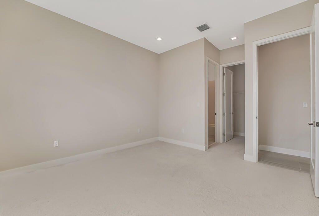 Под контрактом: $1,670,900 (4 спален, 4 ванн, 3240 Квадратных фут)