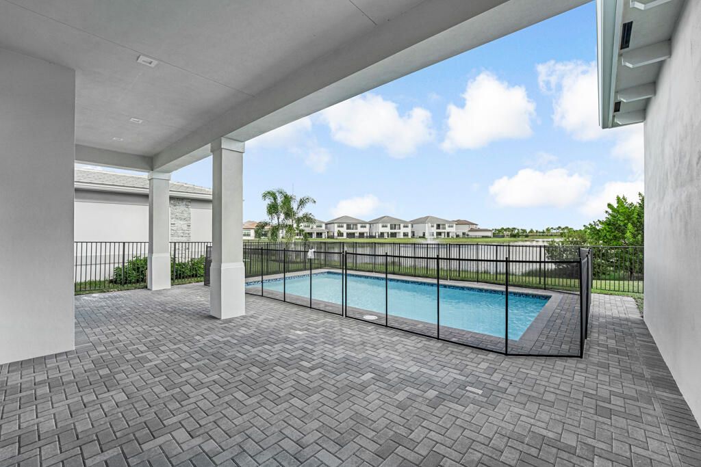 Под контрактом: $1,670,900 (4 спален, 4 ванн, 3240 Квадратных фут)