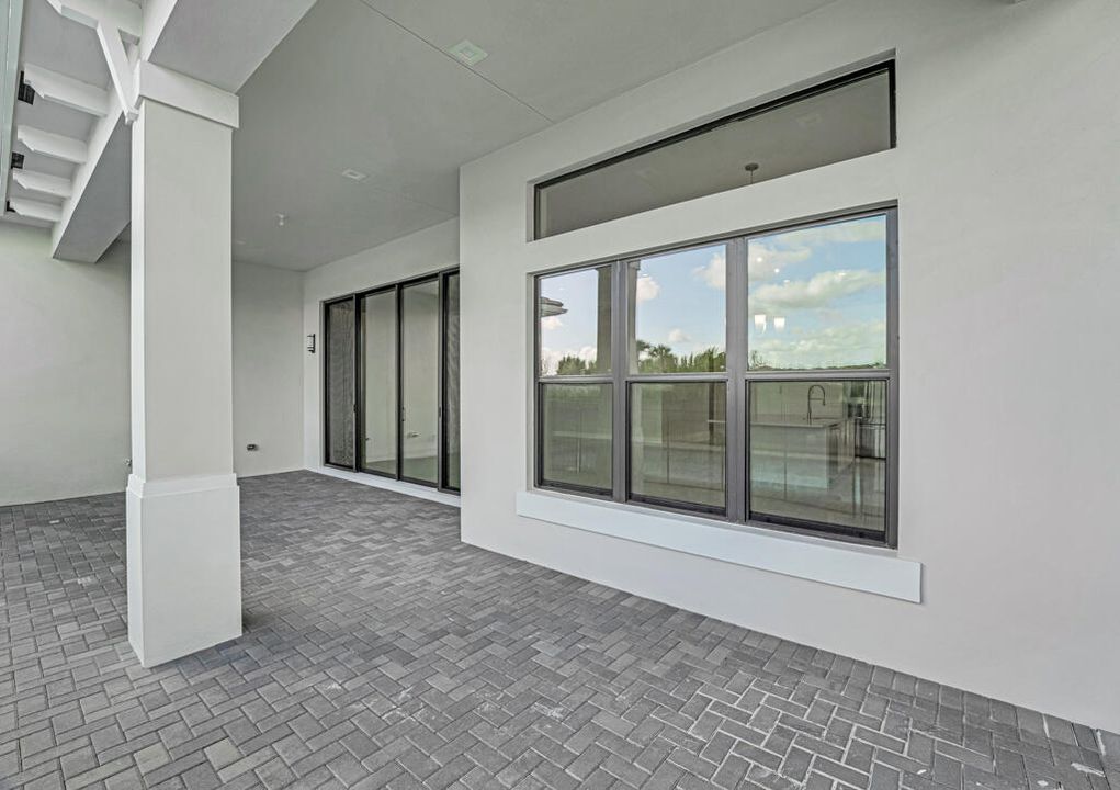 Под контрактом: $1,670,900 (4 спален, 4 ванн, 3240 Квадратных фут)