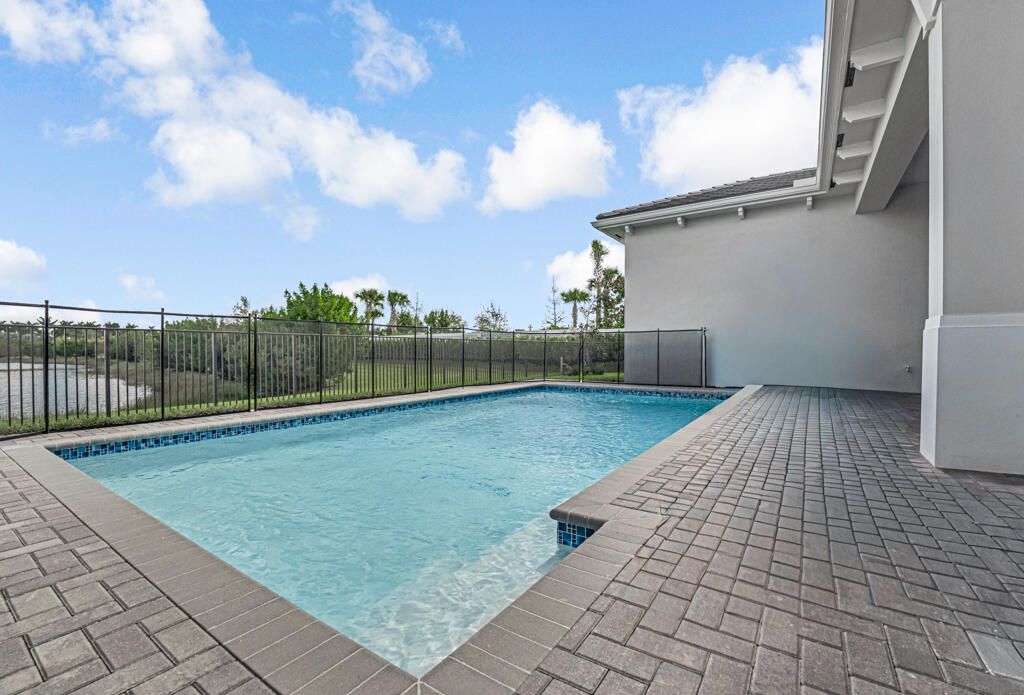 Под контрактом: $1,670,900 (4 спален, 4 ванн, 3240 Квадратных фут)