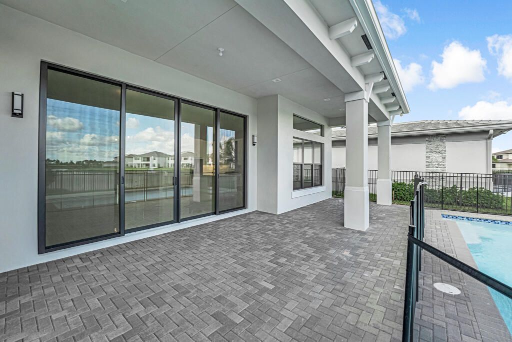 Под контрактом: $1,670,900 (4 спален, 4 ванн, 3240 Квадратных фут)