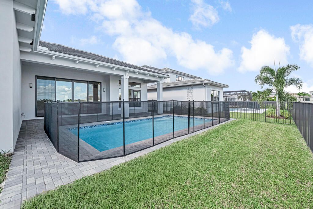 Под контрактом: $1,670,900 (4 спален, 4 ванн, 3240 Квадратных фут)