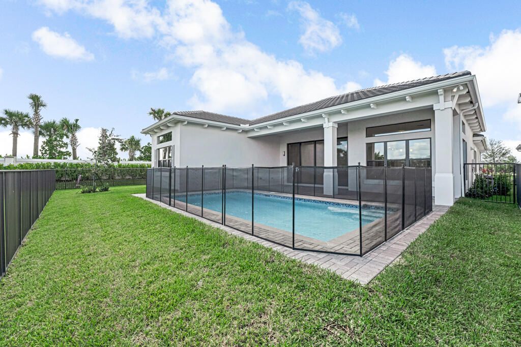 Под контрактом: $1,670,900 (4 спален, 4 ванн, 3240 Квадратных фут)