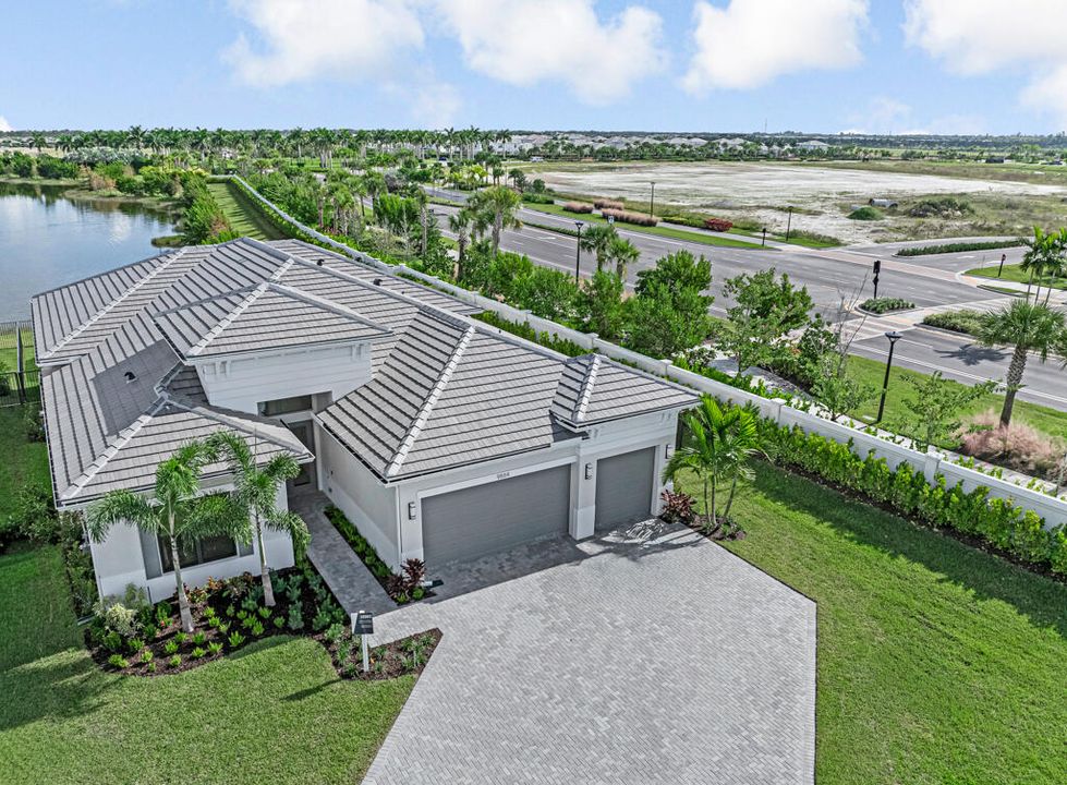 Под контрактом: $1,670,900 (4 спален, 4 ванн, 3240 Квадратных фут)