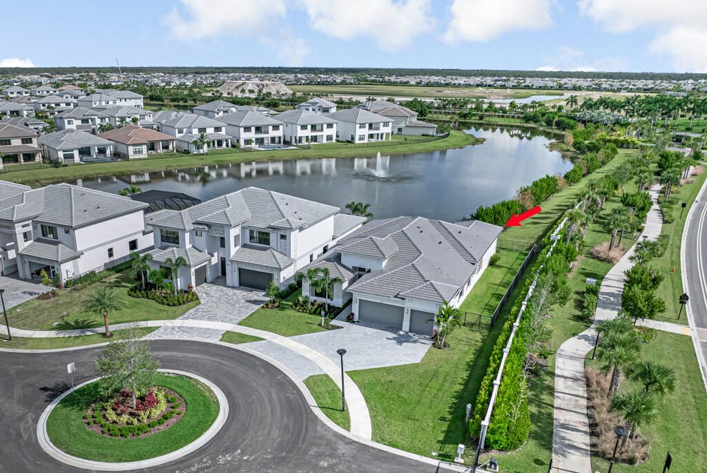 Под контрактом: $1,670,900 (4 спален, 4 ванн, 3240 Квадратных фут)