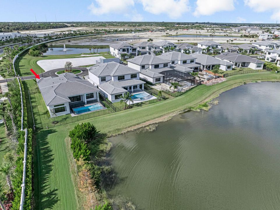 Под контрактом: $1,670,900 (4 спален, 4 ванн, 3240 Квадратных фут)