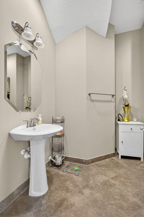 For Sale: $1,125,000 (5 beds, 4 baths, 4039 Square Feet)