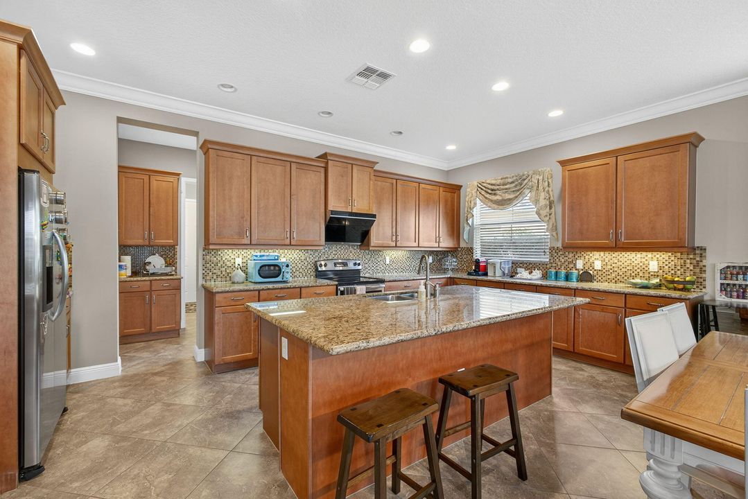 For Sale: $1,125,000 (5 beds, 4 baths, 4039 Square Feet)