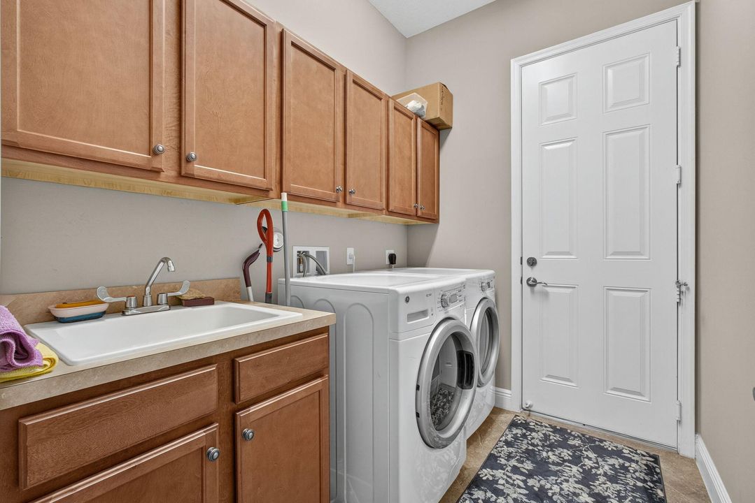 For Sale: $1,125,000 (5 beds, 4 baths, 4039 Square Feet)