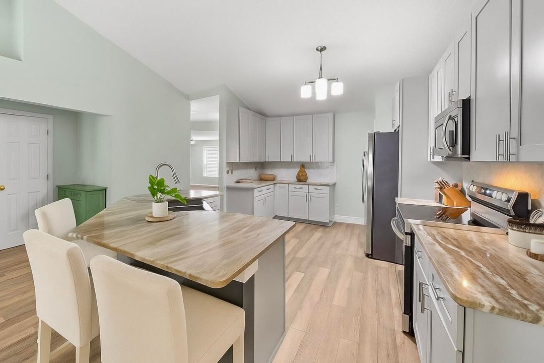 Activo con contrato: $550,000 (4 camas, 3 baños, 2493 Pies cuadrados)