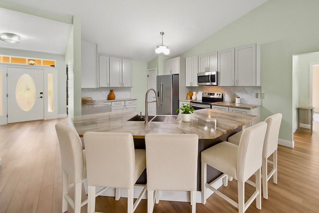 Activo con contrato: $550,000 (4 camas, 3 baños, 2493 Pies cuadrados)